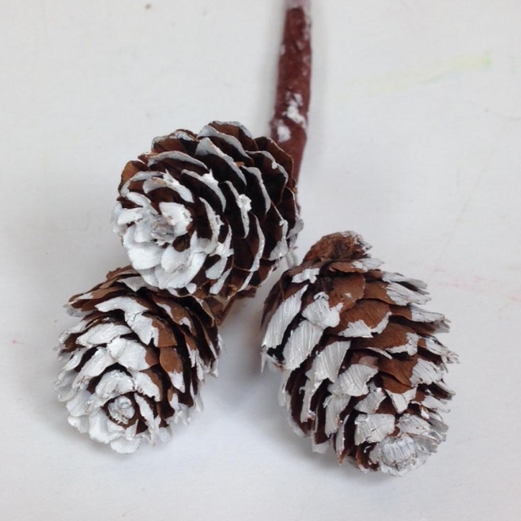 Декор шишки на штекере заснеженные